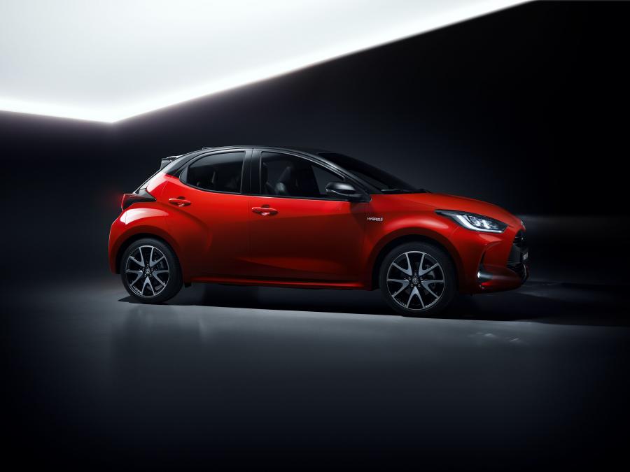  Toyota Yaris Hybrid 2020 года  (WW) (фото 8 из 111)